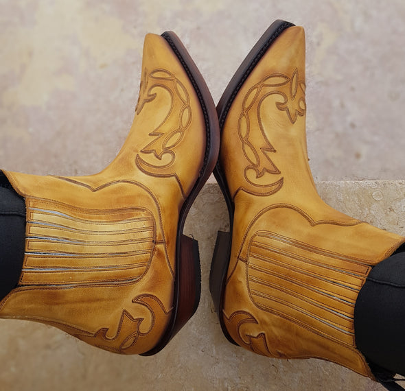 Urbanos y elegantes botines amarillos para hombre en piel artesanal