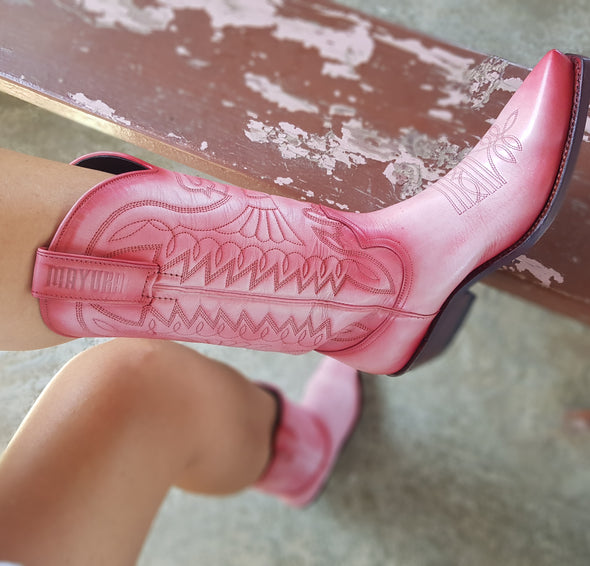 Botas de mujer Cowboy en rosa con una barbie muy femenina en piel