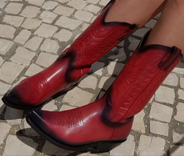Botas de mujer en rojo estilo cowboy todo cuero con punta y tacón